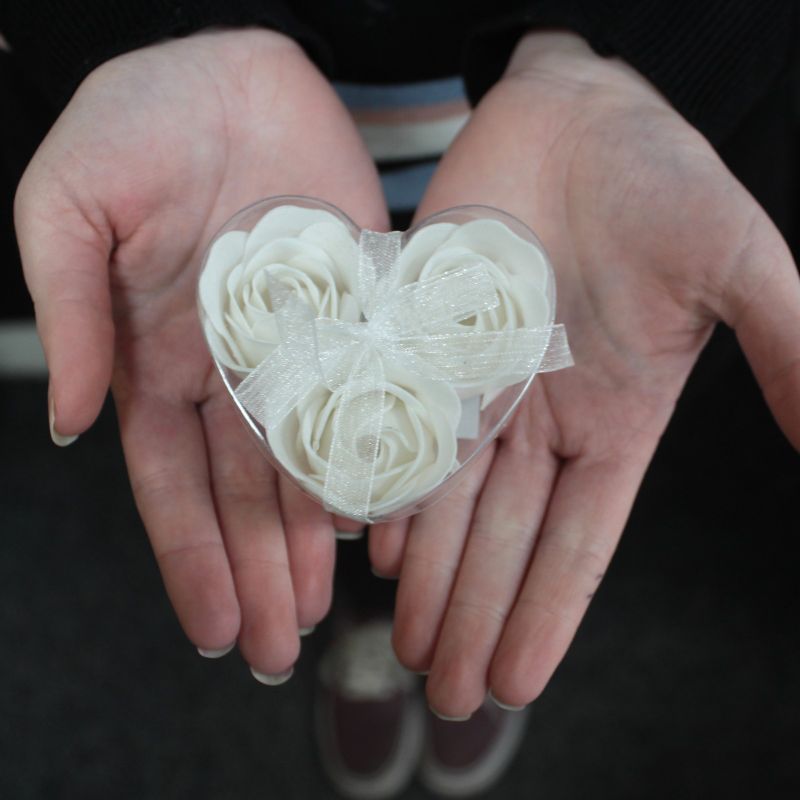 Set van 3 Zeep Rozen in Hartvormige Kado Verpakking - Witte Rozen