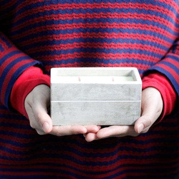 Kaars In Betonnen Pot - Large  - Kruidnagel en Donkere Sandaal