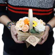 Medium - Zeep Bloemen Boeket in Rieten Mand - Oranje