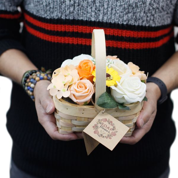 Medium - Zeep Bloemen Boeket in Rieten Mand - Oranje