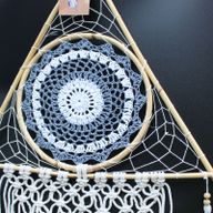Bescherming Droomvanger - Large - Macrame Piramide Wit / Grijs