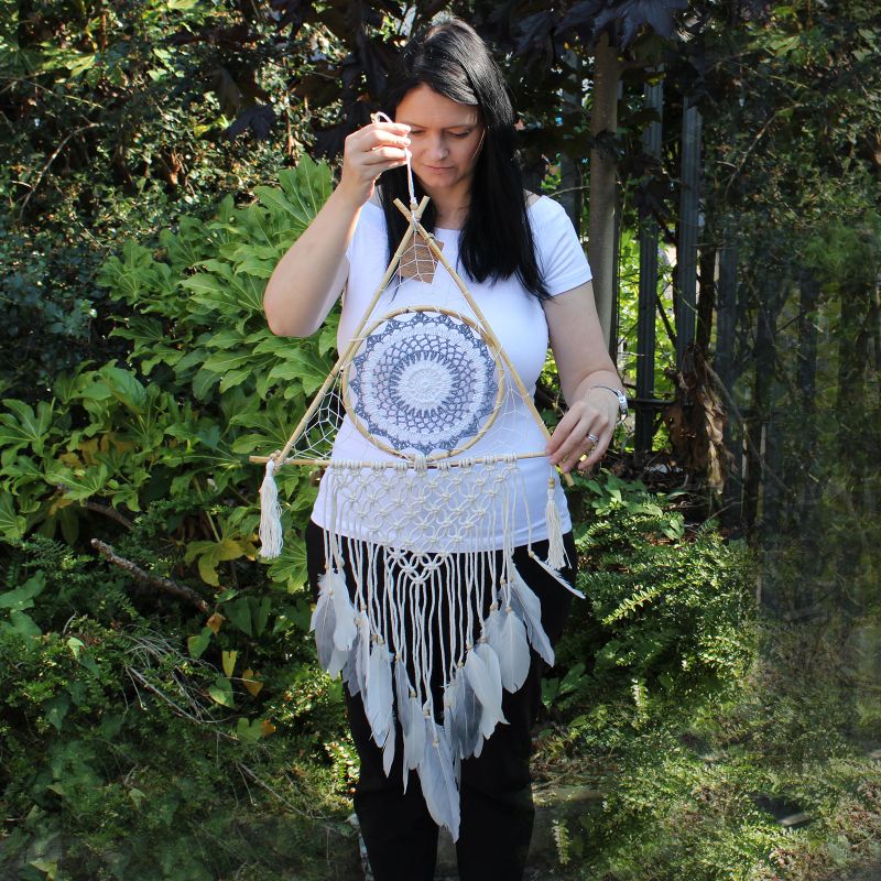 Bescherming Droomvanger - Large - Macrame Piramide Wit / Grijs