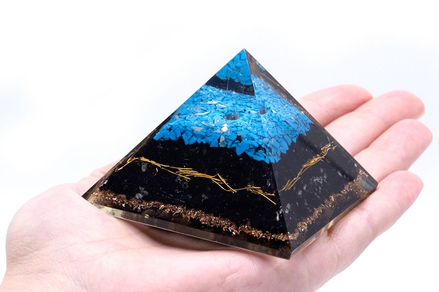 Orgonite Piramide - Large - 70mm - Turqoise en Zwarte Toermalijn