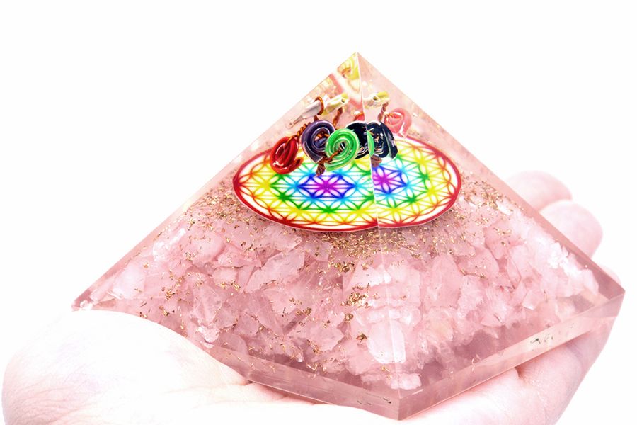 Orgonite Piramide - Large - Rozenkwarts Regenboog Levensbloem