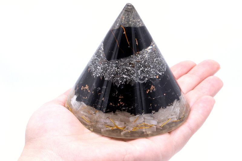 Orgonite Kegel - 90mm - Seleniet en Zwart Toermalijnkoper