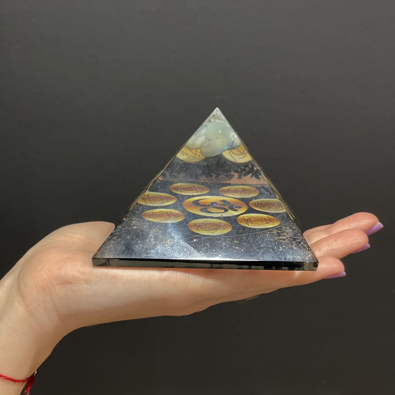 Orgoniet Piramide - Middernacht Om Chakra - 90mm