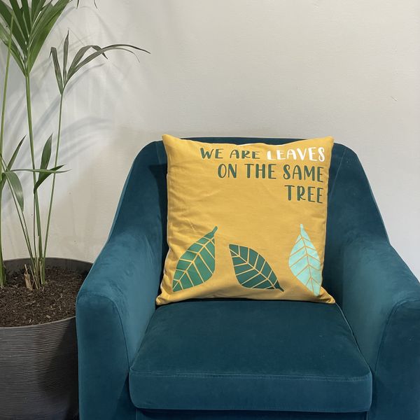 Bedrukte Katoenen Kussenslopen - We are Leaves - Geel, Blauw en Naturel