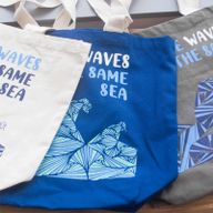 Bedrukte Katoenen Tas - We are Waves - Grijs, Blauw en Naturel