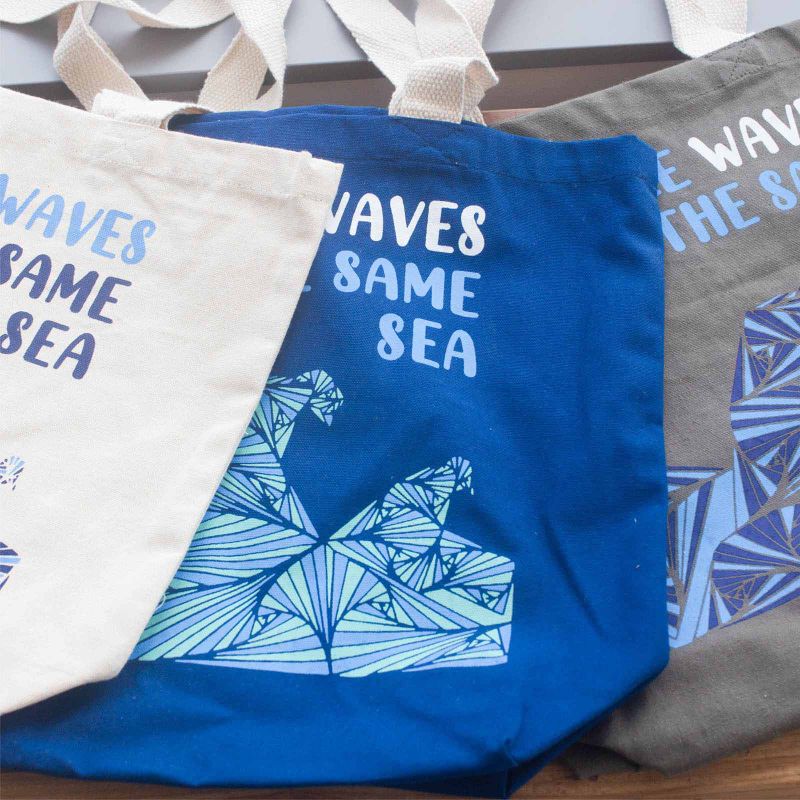Bedrukte Katoenen Tas - We are Waves - Grijs, Blauw en Naturel