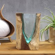 Gesmolten Glazen V-vormige Kunstvaas op Hout