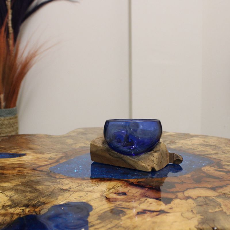 Gesmolten Glazen Mini Blauwe Kom op Hout