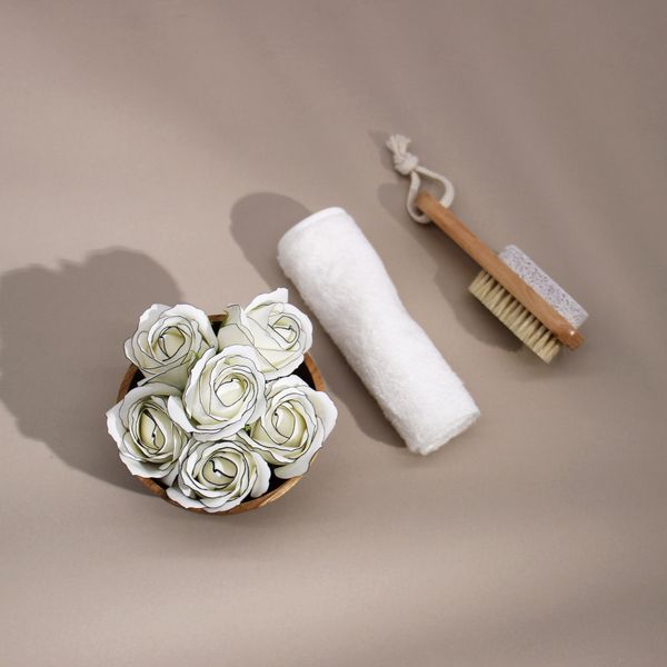 Ambachtelijke Zeepbloemen - Med Rose - Ivory With Black Rim