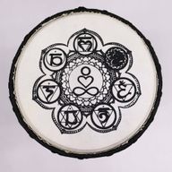Chakra Djembe met Brede Bovenkant – 30 cm