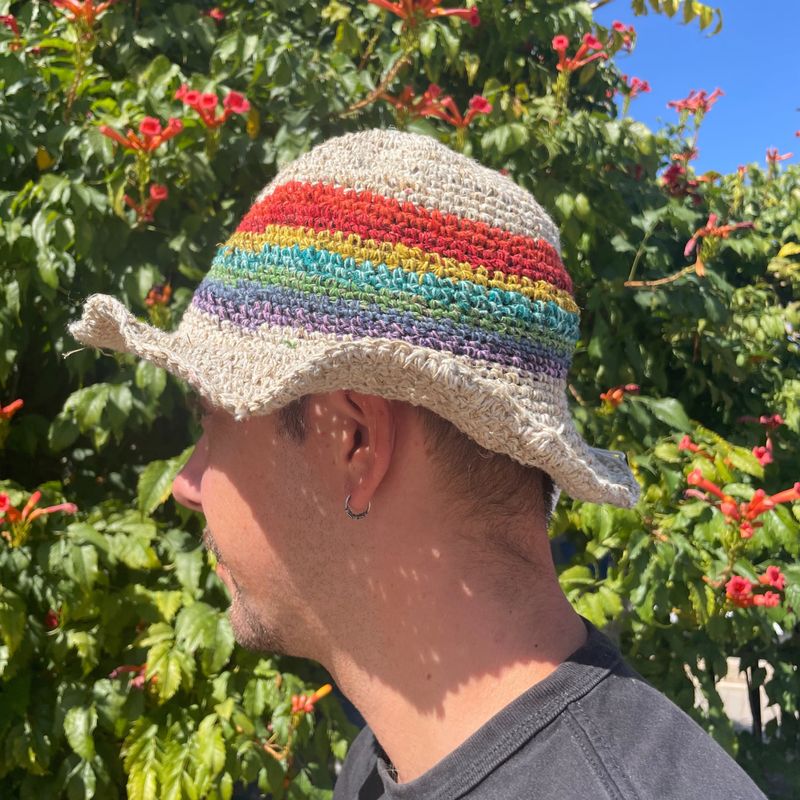 Handgebreide hennep- en katoenen Boho Festival Hoed - Regenboog