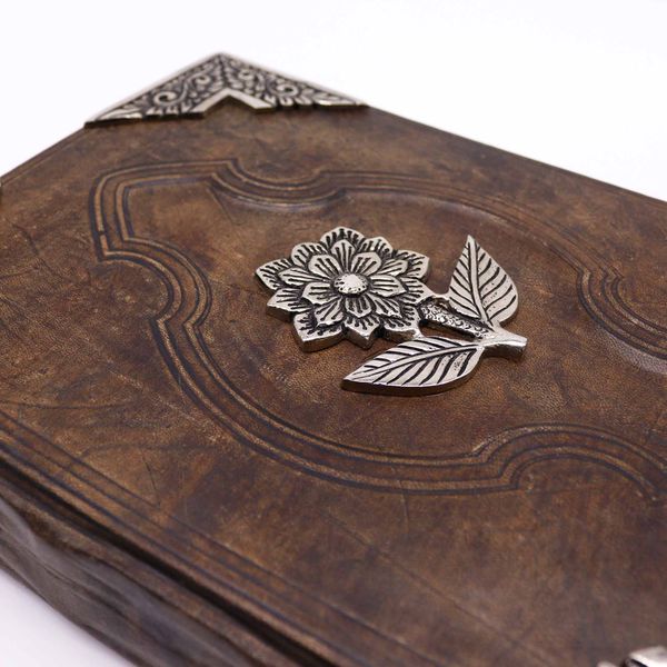 Stevig Roodbruin Boek - Zinken Roos Decoratie - 200 Pagina's met Ruwe Randen - 26x18cm