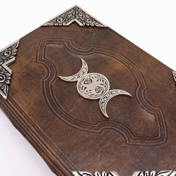 Stevig Bruin Boek - Zinken Drievoudige Maan Decoratie - 200 Pagina's met Ruwe Randen - 26x18cm