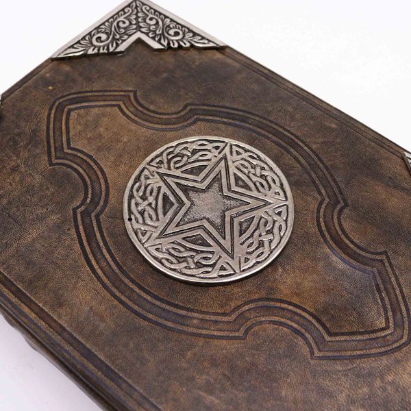 Stevig Bruin Boek - Zinken Pentagram Decoratie - 200 Pagina's met Ruwe Randen - 26x18cm