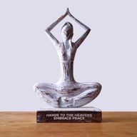 Houten Yoga Dame - Whitewash - Handen Omhoog Houding