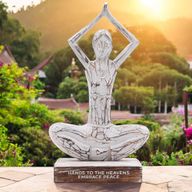 Houten Yoga Dame - Whitewash - Handen Omhoog Houding