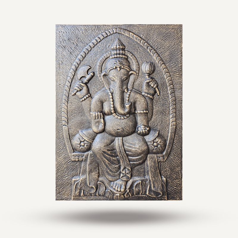 Groot Ganesha Wandreliëf met IJzeren Frame – Antiek Goud – 0,7 x 1 m