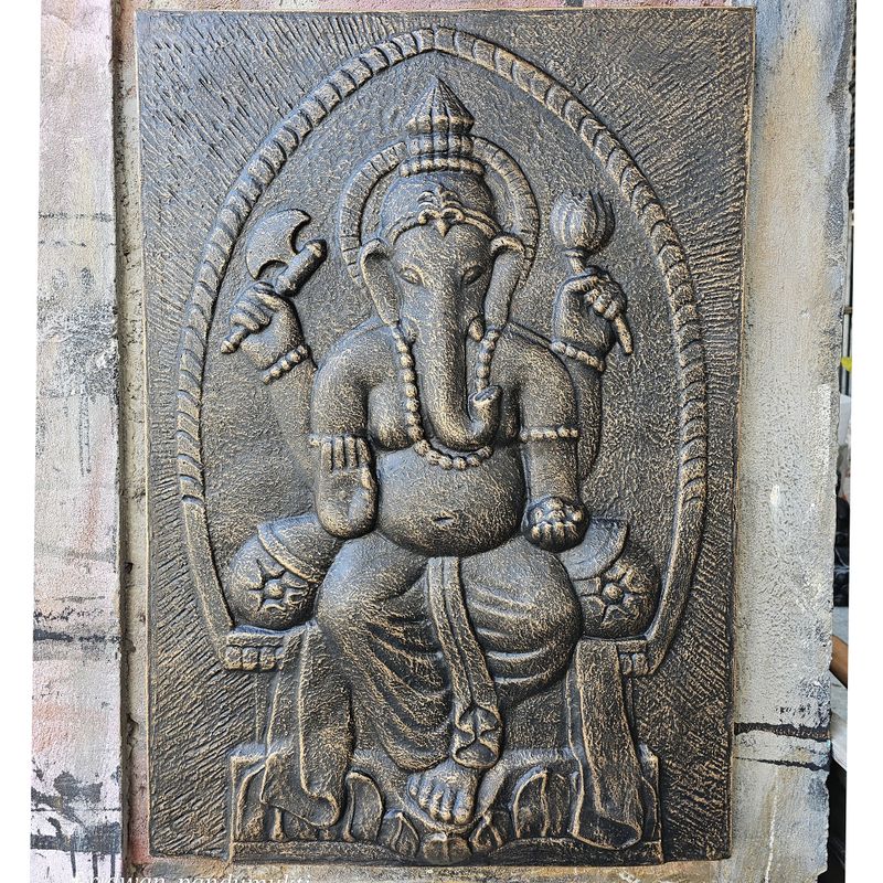Groot Ganesha Wandreliëf met IJzeren Frame – Antiek Goud – 0,7 x 1 m