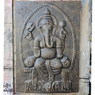 Groot Ganesha Wandreliëf met IJzeren Frame – Antiek Goud – 0,7 x 1 m