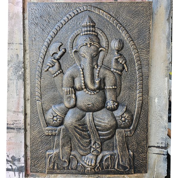 Groot Ganesha Wandreliëf met IJzeren Frame – Antiek Goud – 0,7 x 1 m