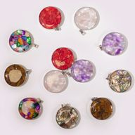 Staal omhulde Hanger Rond - 12 Assorted Edelsteen Chips & Schelpen