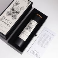 Gothic Garden zwarte kaars met kurkdeksel in zijn geschenkdoos