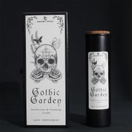 Gothic Garden rituele kaars en cadeaudoos met schedel en rozen op een zwarte achtergrond
