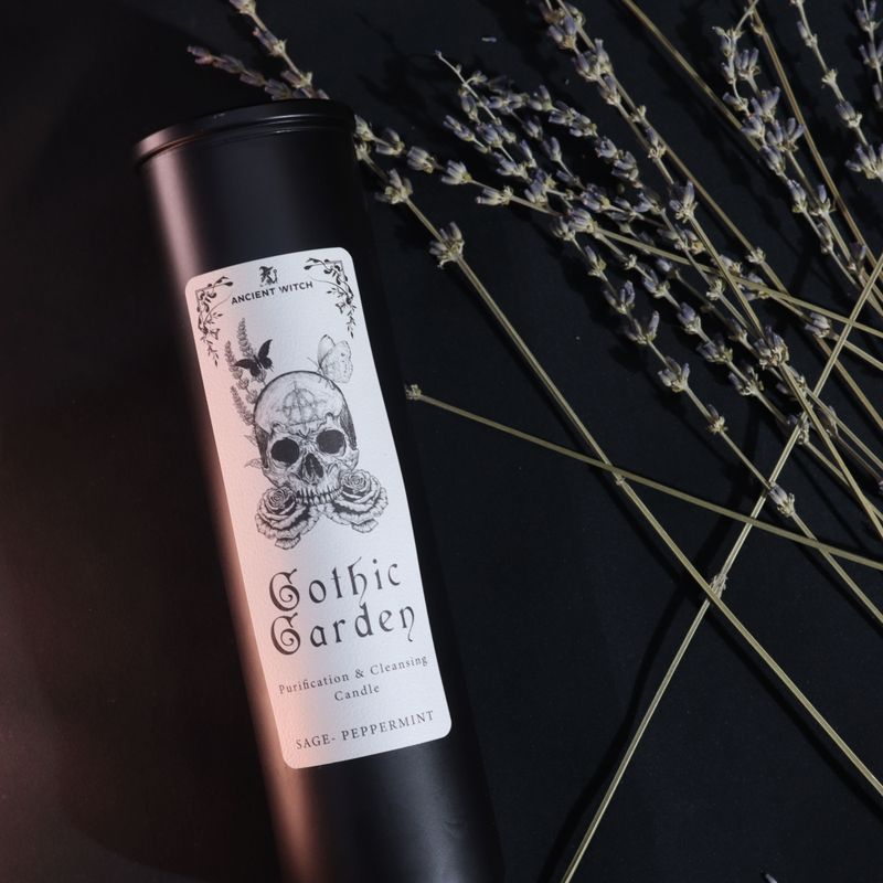 Close-up van het Gothic Garden-kaarslabel met schedel, rozen en vlinders