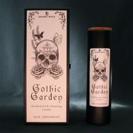 Gothic Garden-rituele kaars weergegeven met zijn geïllustreerde verpakking