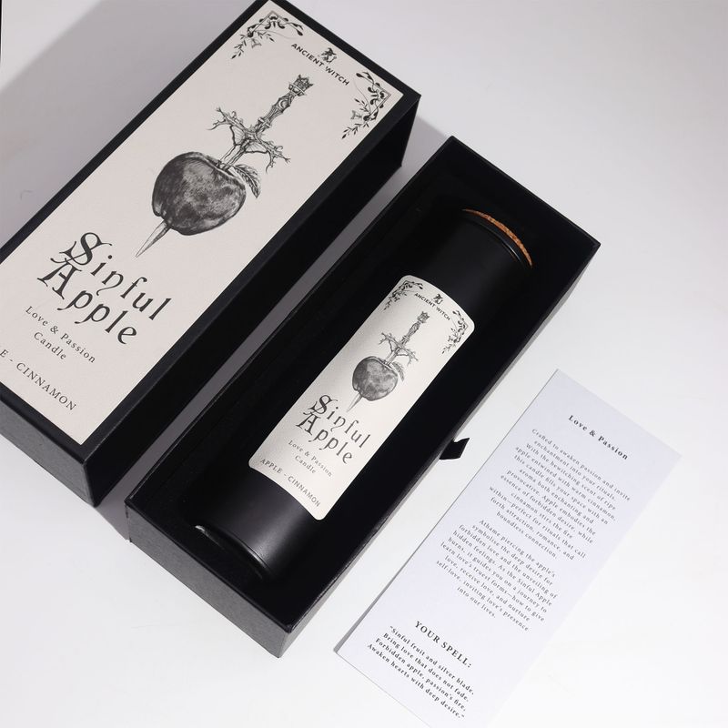 Sinful Apple zwarte kaars met een kurkdeksel in zijn geschenkdoos
