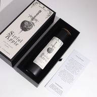 Sinful Apple zwarte kaars met een kurkdeksel in zijn geschenkdoos