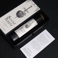 Zondige appel rituele toverkaart naast de kaars