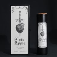Sinful Apple rituele kaars en appel-geschenkdoos die door een rituele dolk is doorboord op een zwarte achtergrond