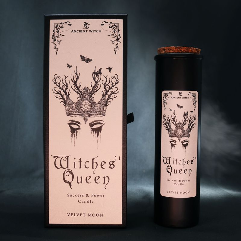 Witches’ Queen rituele kaars getoond met de geïllustreerde verpakking