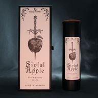 Sinful Apple-rituele kaars uitgestald met zijn geïllustreerde verpakking.