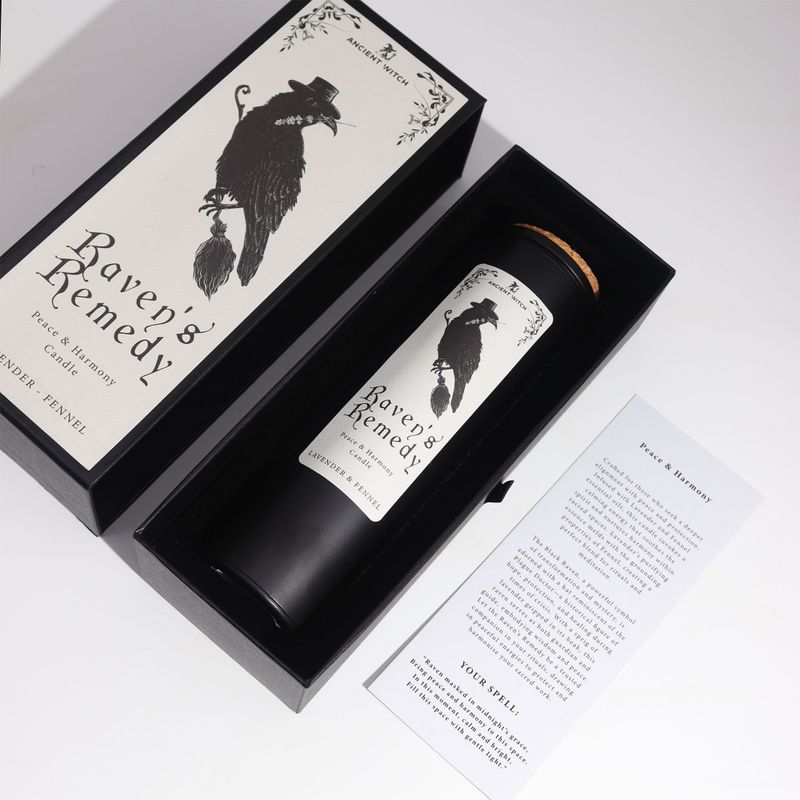 Raven's Remedy zwarte kaars met kurkdeksel in zijn geschenkdoos