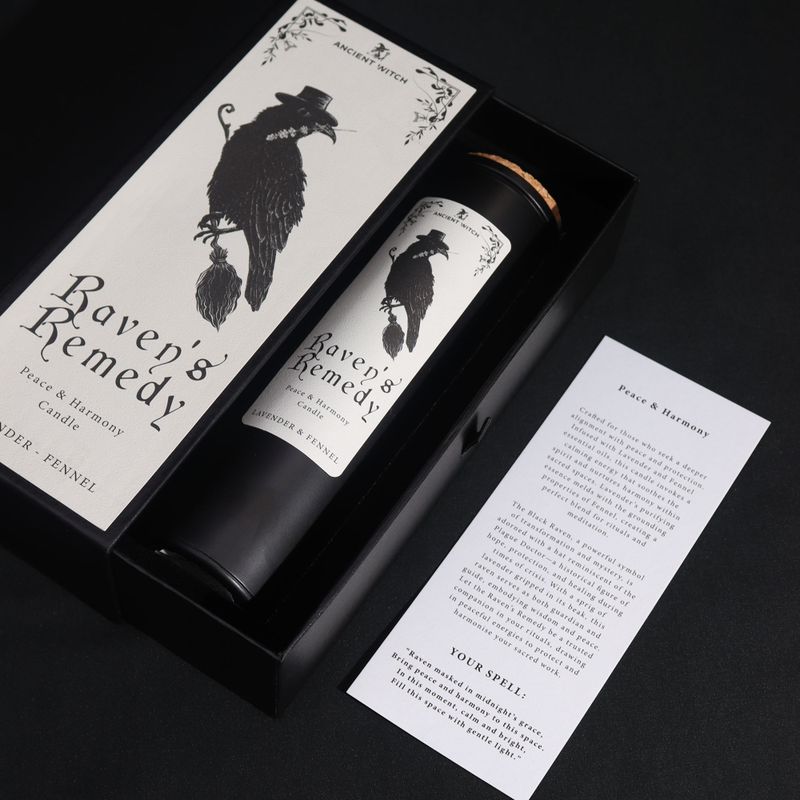 Raven's Remedy rituele spreukkaart naast de kaars