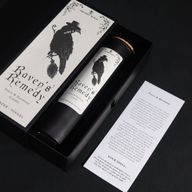 Raven's Remedy rituele spreukkaart naast de kaars