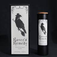 Raven's Remedy rituele kaars en raaf geschenkdoos op een zwarte achtergrond