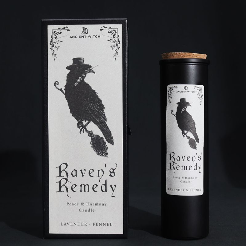 Raven's Remedy rituele kaars en raaf geschenkdoos op een zwarte achtergrond