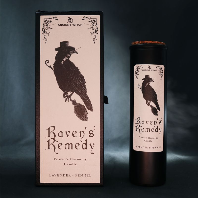 Raven's Remedy rituele kaars weergegeven met de geïllustreerde verpakking.