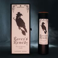 Raven's Remedy rituele kaars weergegeven met de geïllustreerde verpakking.