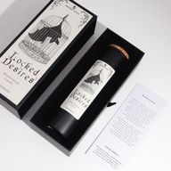 Locked Desires zwarte kaars met kurkdeksel in zijn geschenkdoos