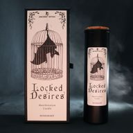 Locked Desires rituele kaars getoond met de geïllustreerde verpakking