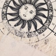 Zonnegezicht – Pendel Waarzegdoek – Natuurlijk & Zwart