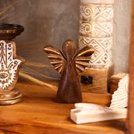 Middelgrote Mango Houten Engel - Gouden Decor - 16cm