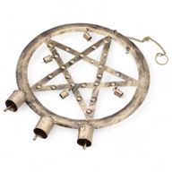 Indiase Klokken – IJzeren Pentagon met Koeienbellen – 25x49cm